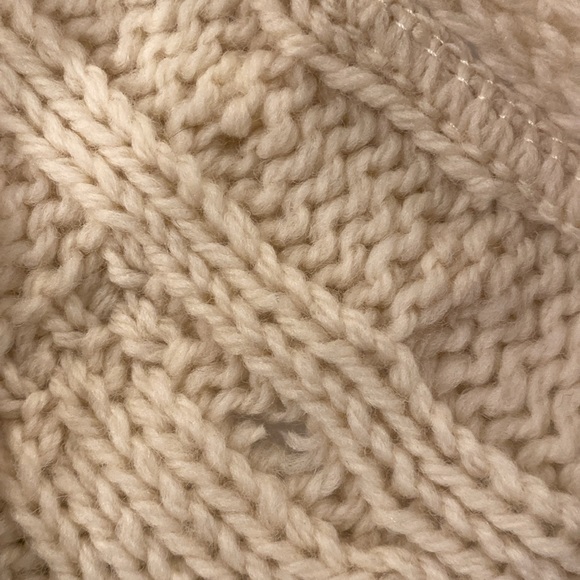 Aran Crafts 100% Merino Wool Knitted Shawl with 2 pockets and Fringe Detail. - Picture 5 of 5